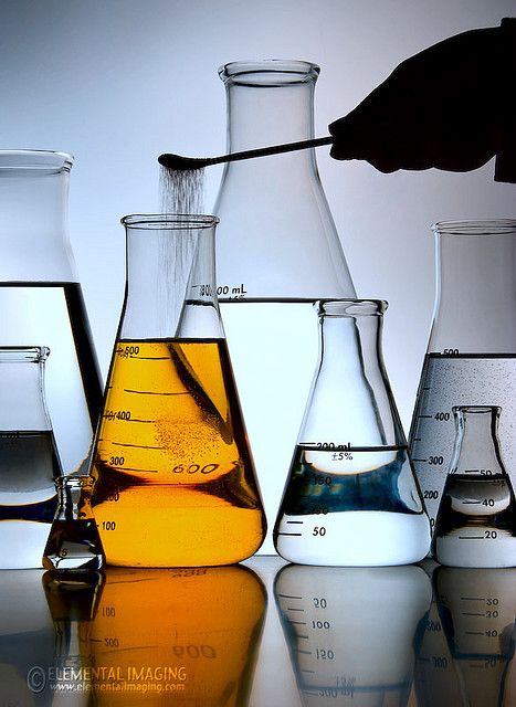 راهنمای جامع دسته بندی مواد شیمیایی و کاربردهای آنها در صنایع مختلف