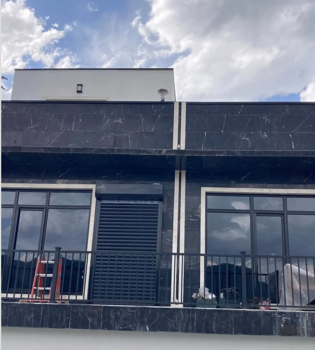 مقایسه جامع امیت جک پارکینگ و کرکره برقی : کدام گزینه برای شما مناسب تر است؟