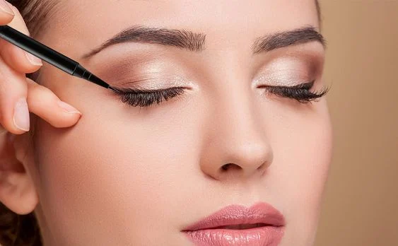  چطور با آرایش چشم چشم های خود را روشن تر و درخشان تر کنیم؟