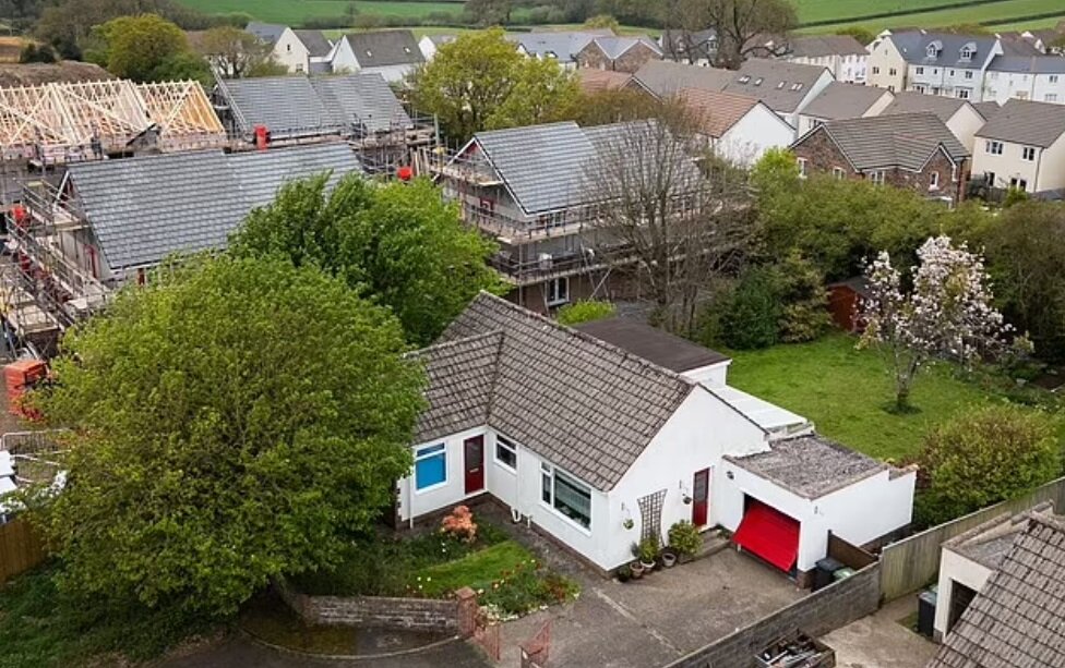 شوک ساختمانی به زوج بازنشسته‌ای که از سفر بازگشتند/ عکس