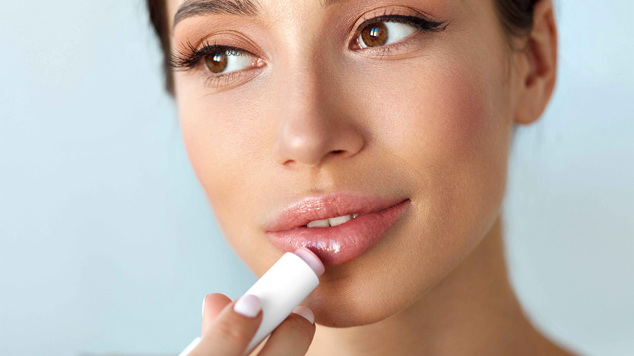۱۰ نکته طلایی برای داشتن لب هایی نرم و بدون ترک با بالم لب