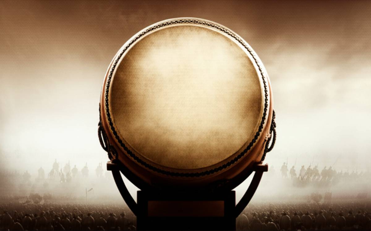 طبل بزرگ زیر پای چپ: معرفی فیلم | نقد و بررسی جامع